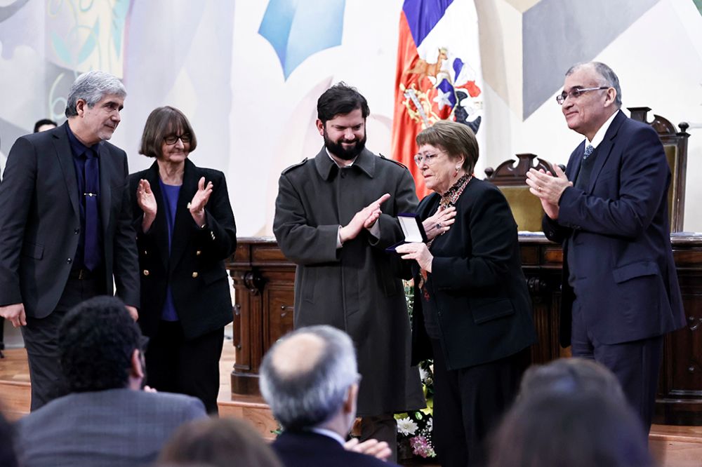 Este lunes se entregó por primera vez el “Reconocimiento a la contribución en Educación Superior” y la galardonada fue la ex Presidenta e Hija de Bello, Michelle Bachelet.